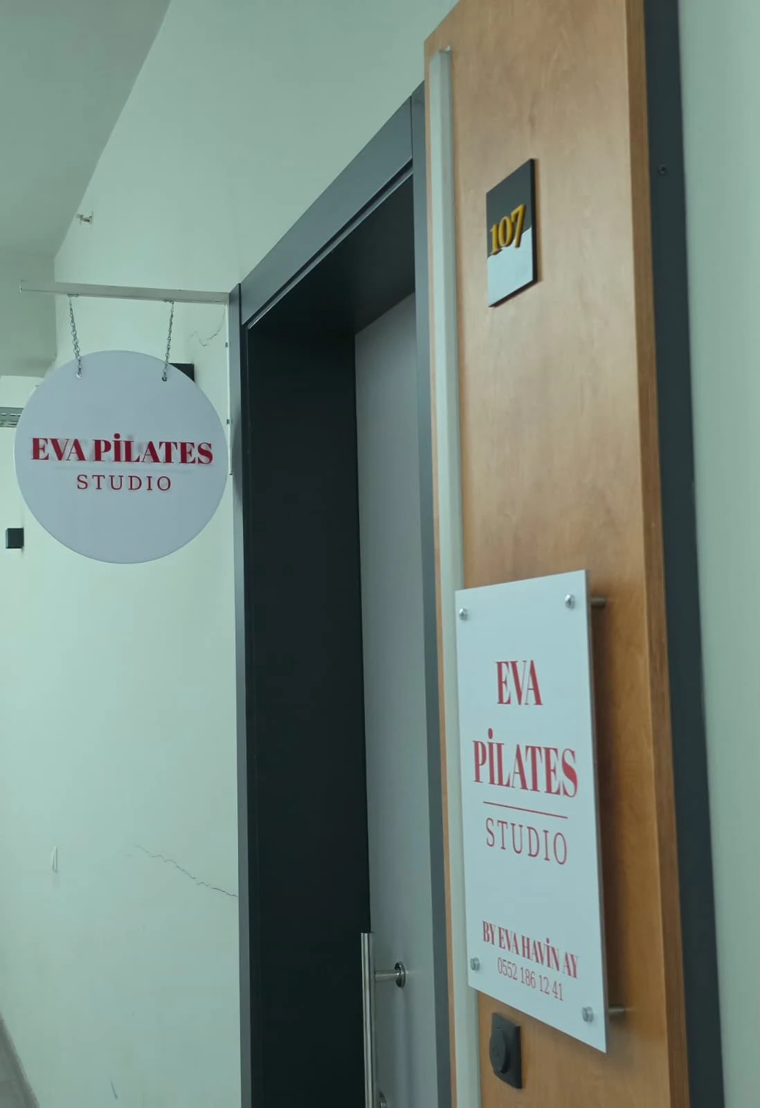 Eva Pilates Studio'nun Kuriş İş Merkezi'ndeki giriş kapısı ve tabelası, No: 107